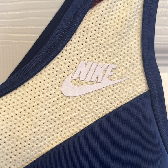 Nike brand Dri-Fit sports bra size S with removable padding - Picture 2 of 4